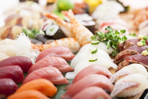 ◎ 回転寿司『 海鮮三崎港 』は、季節の新鮮なネタをお手軽な価格でご提供いたします。