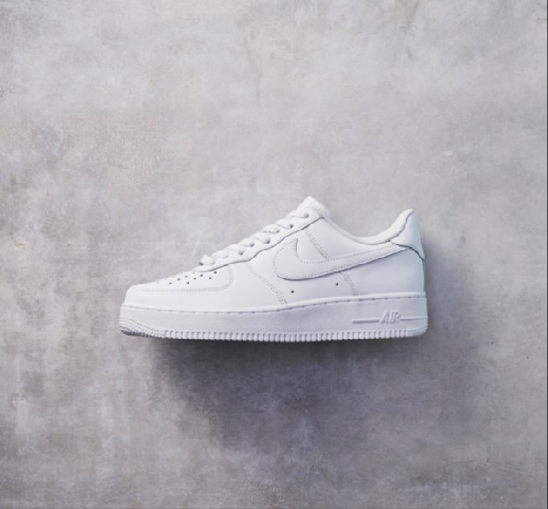 NIKE AIR FORCE1 今なら配送可能!!