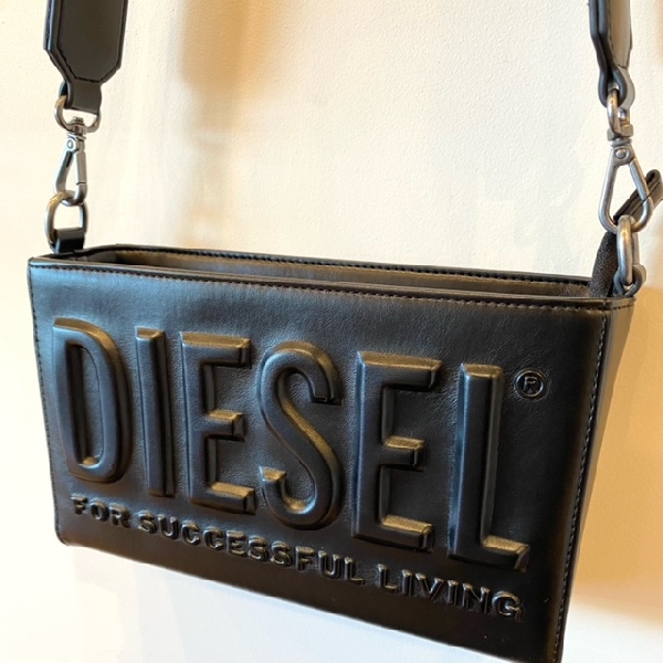 立体的なロゴが魅力のDIESELBAG！